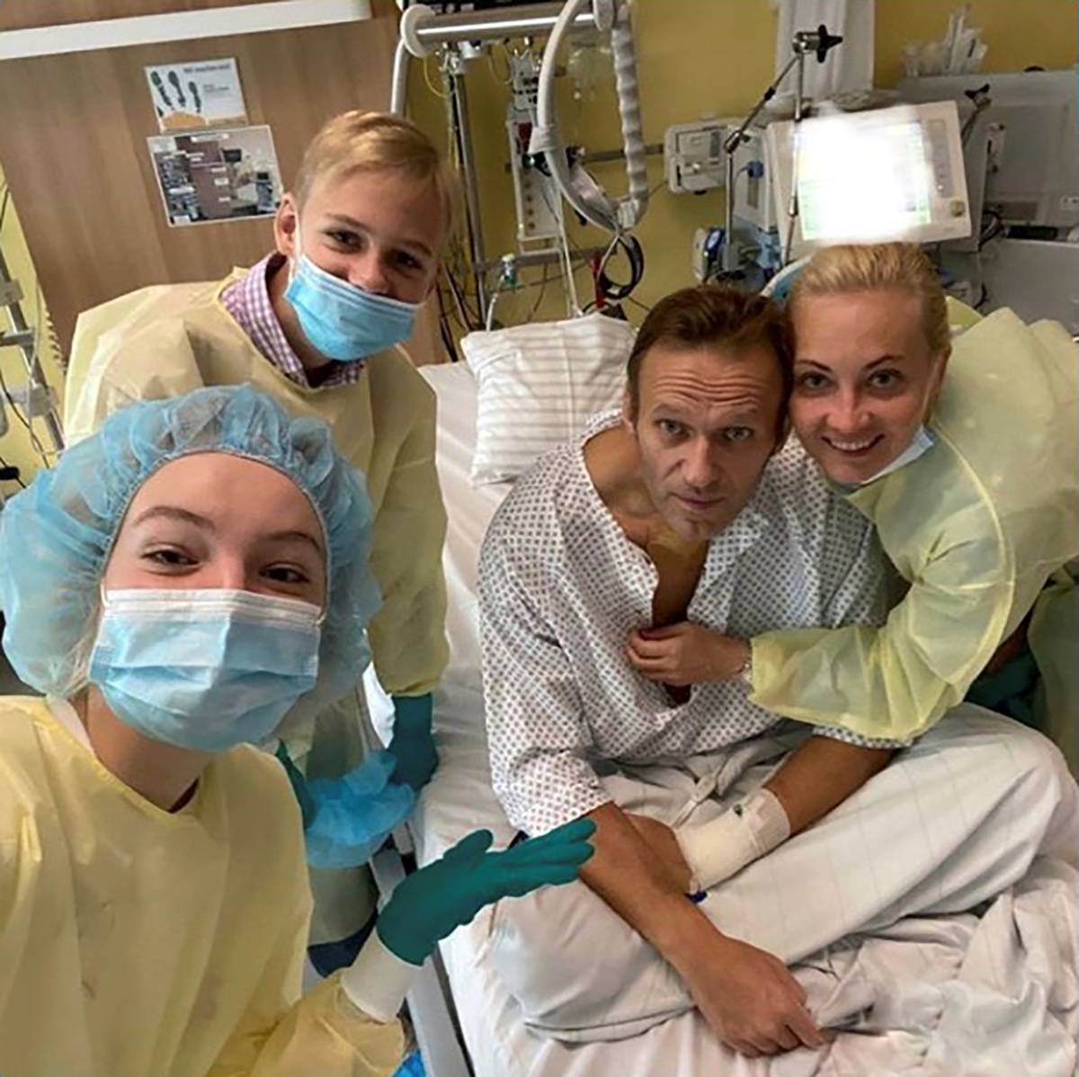 Russian opposition politician Alexei Navalny and his family members pose for a picture at Charite hospital in Berlin