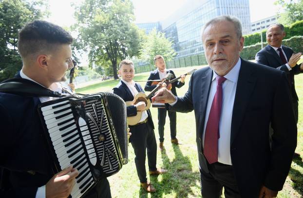 Zagreb: Milan Bandić harmonikašima dao 200 kuna i kroz harmoniku provukao karticu