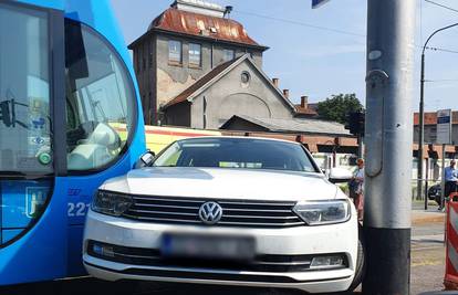 Tramvaj se sudario s dva auta u Zagrebu, dvojica su ozlijeđena