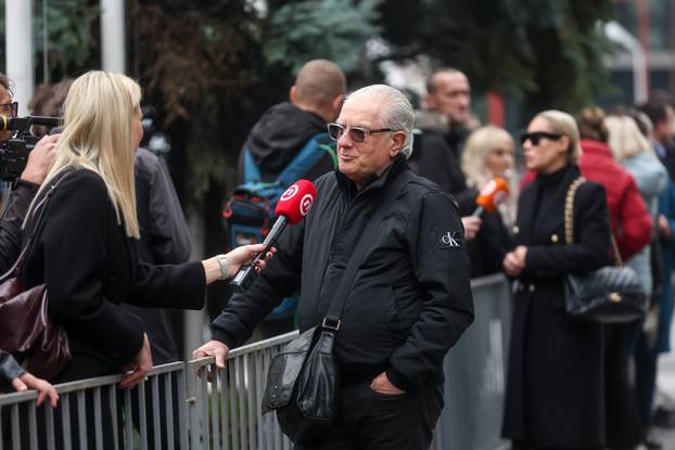 Sarajevo: Dolazak uzvanika na komemoraciju za Halida Bešlića u Narodno pozorište