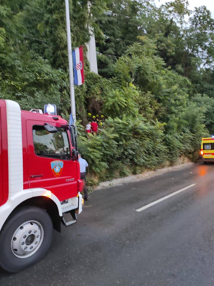 Kako je ovo uspio?! Auto uletio u šumu, izvlačili ga vatrogasci, a vozač je prošao bez ozlijede!