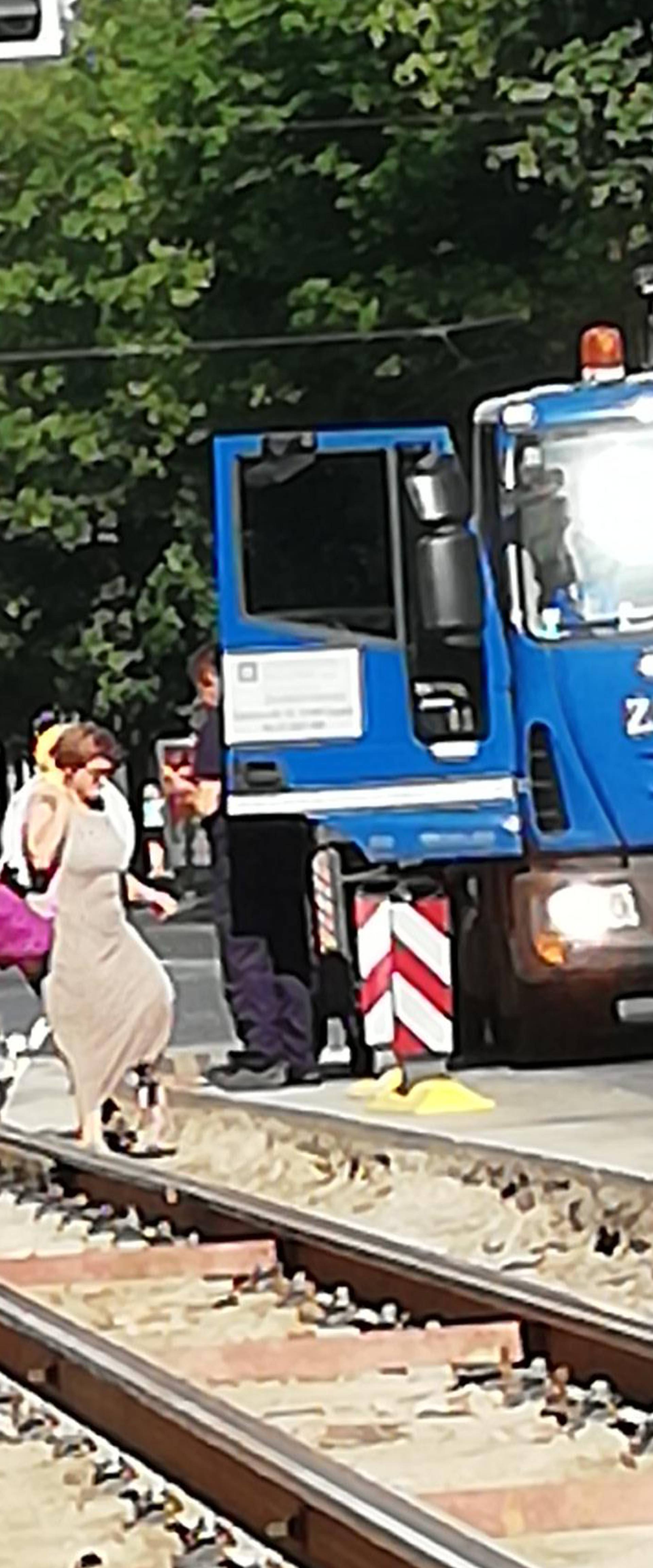 'Parkirala' auto na tračnice u Zagrebu: 'Nisam vidjela znak!'
