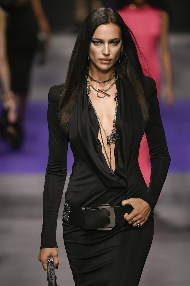 Irina Shayk at VERSACE SS23 runway during Milan fashion Week on September 2022 - Milan, Italy. 23/09/2022