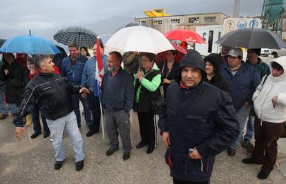 'Spasimo Jadrankamen': Pred tvrtkom prosvjeduje 30 radnika