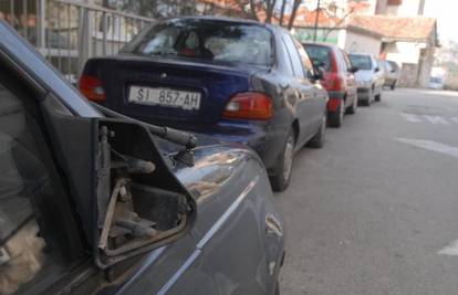Šibenski vandali uništavali su aute i čupali retrovizore