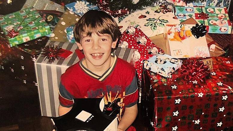 Pop zvijezda raznježila fanove starom božićnom fotkom: Biste li ga prepoznali kao dječaka?