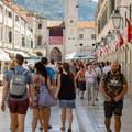 Turisti za zanimanjem istražuju stare znamenitosti Dubrovnika