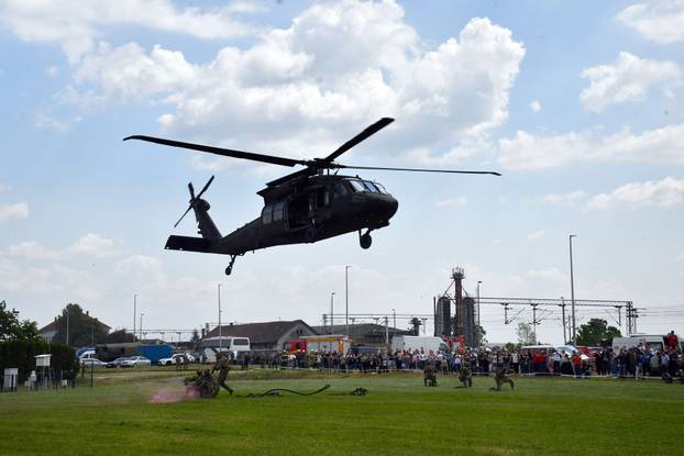 FOTO Pogledajte vježbe HV-a i policije u Okučanima: Borbe, eksplozija i skok padobranom!