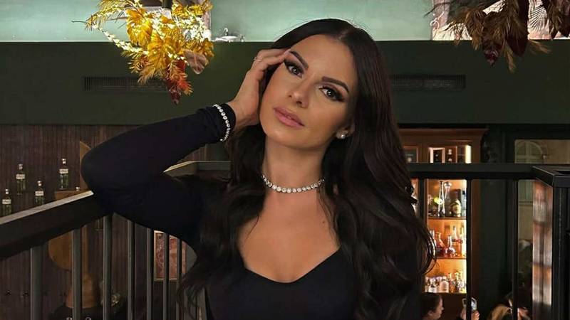 FOTO Roditelji je prepoznali na internetu – učiteljica dobila otkaz zbog provokativnih fotki!