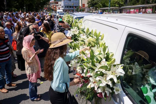 Sarajevo: Obitelji ubijenih u genocidu u Srebrenici ispratile su kombije u kojima se nalaze posmrtni ostaci ubijenih