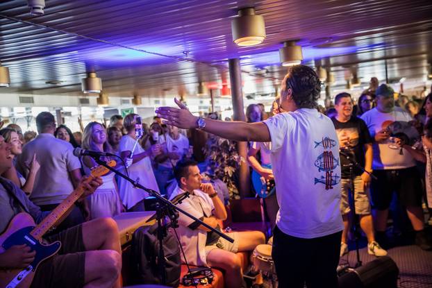 Split: Atmosfera na trajektu koji vozi na koncert Trag u beskraju