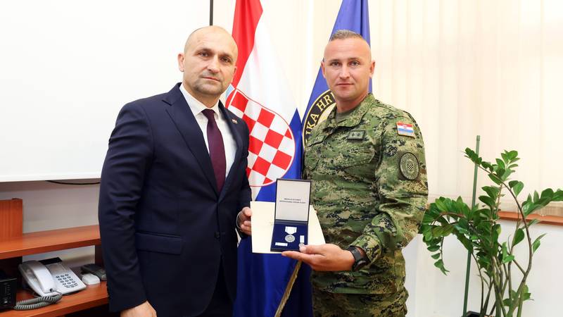Anušić uručio medalju vojniku koji je spasio život nogometašu