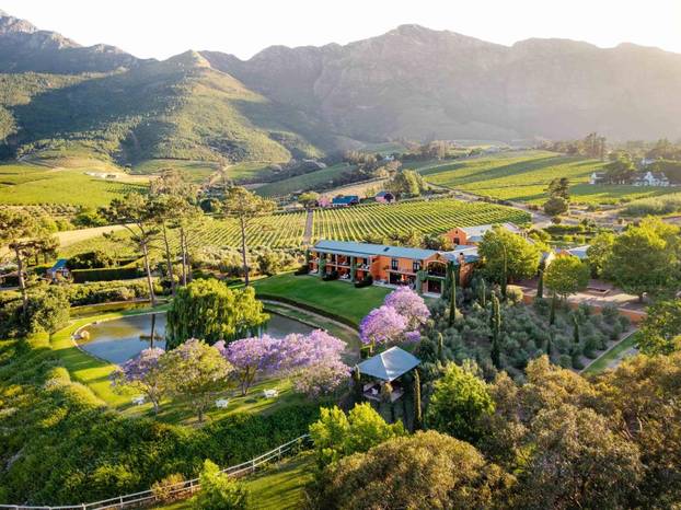 Luksuzni hotel između planina i vinograda nudi romantiku, mir i veličanstveno uređen interijer