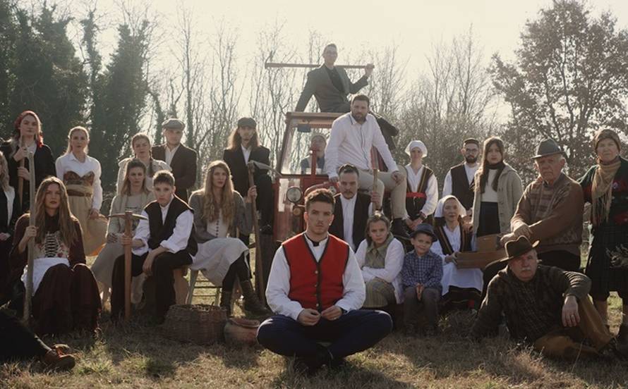 Muze kravu, nosi mačku i pleše u narodnoj nošnji: Favorit Dore Baby Lasagna snimio je spot