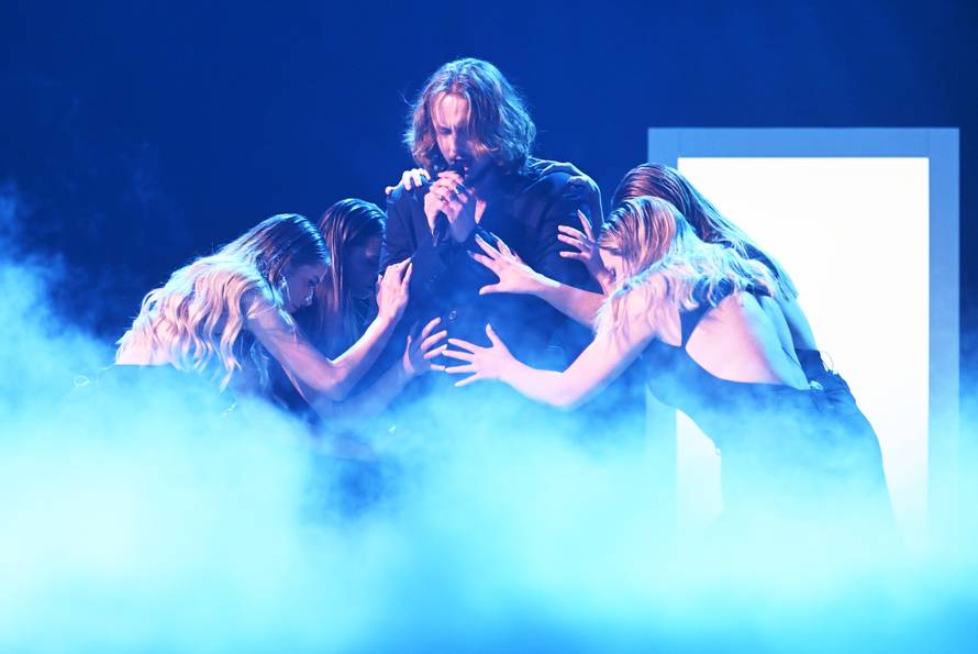 Stol pun knjiga: Marko Kutlić i u finalu čitao knjigu, sa sobom na Doru donio i filozofsko djelo