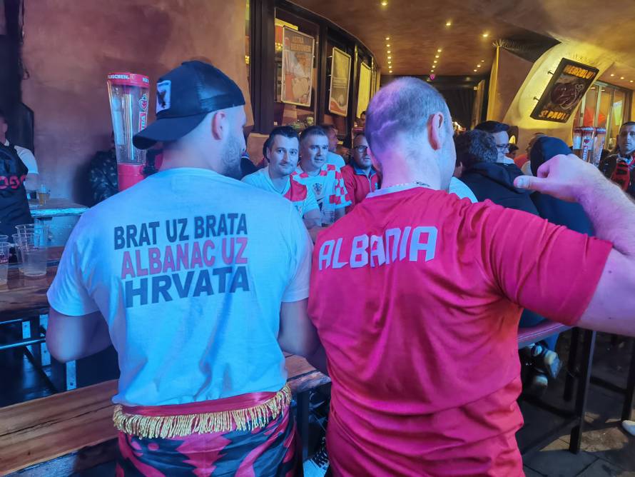 VIDEO Luda navijačka atmosfera u Hamburgu. Hrvati i Albanci zajedno slave: 'Brat uz brata...'