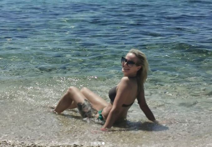 Nikolina solira na plaži i brčka se u plićaku: Pokazala tetovažu