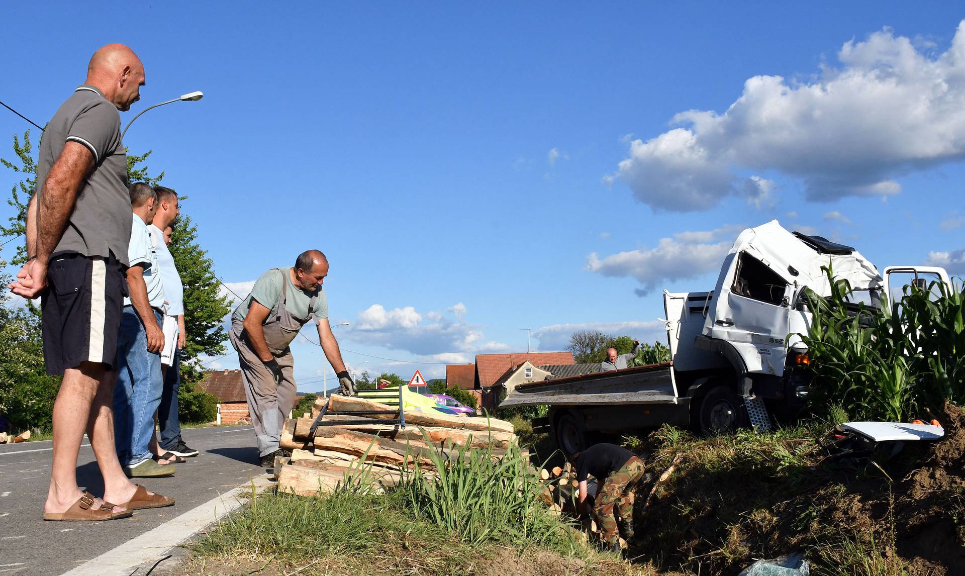 Skenderovci: Vozač završio u bolnici, izletio s ceste kamionom punim drva