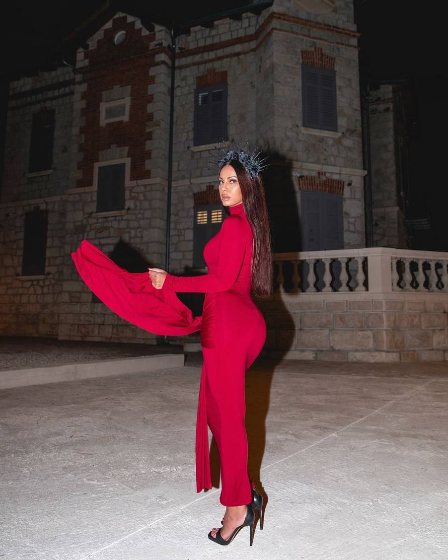 Mrežasto, usko i provokativno! Žanamari za televiziju odabrala outfit koji se čuva za pozornice