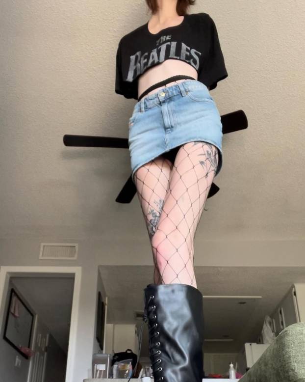 FOTO Visoka je 208 cm, a noge duže od 135: Ova influencerica ne stane ni u krevet ni u auto...