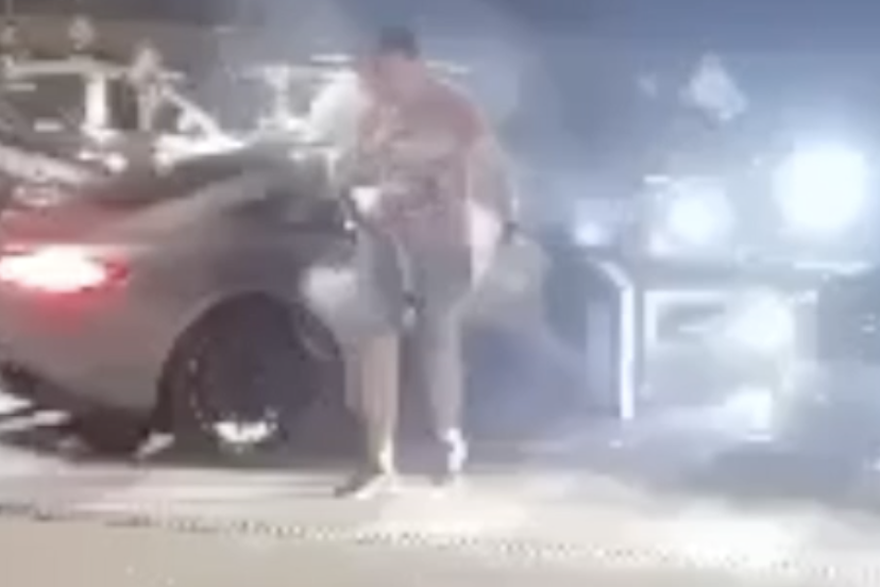 snimka izlaska suvozača iz auta