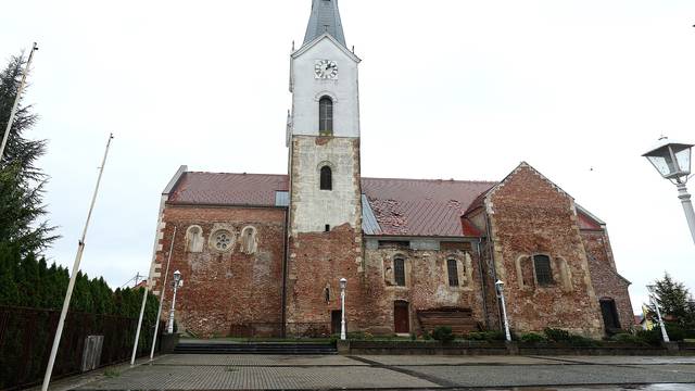 Krovište i tornjevi crkve u Čazmi koja je nastradala u nevremenu
