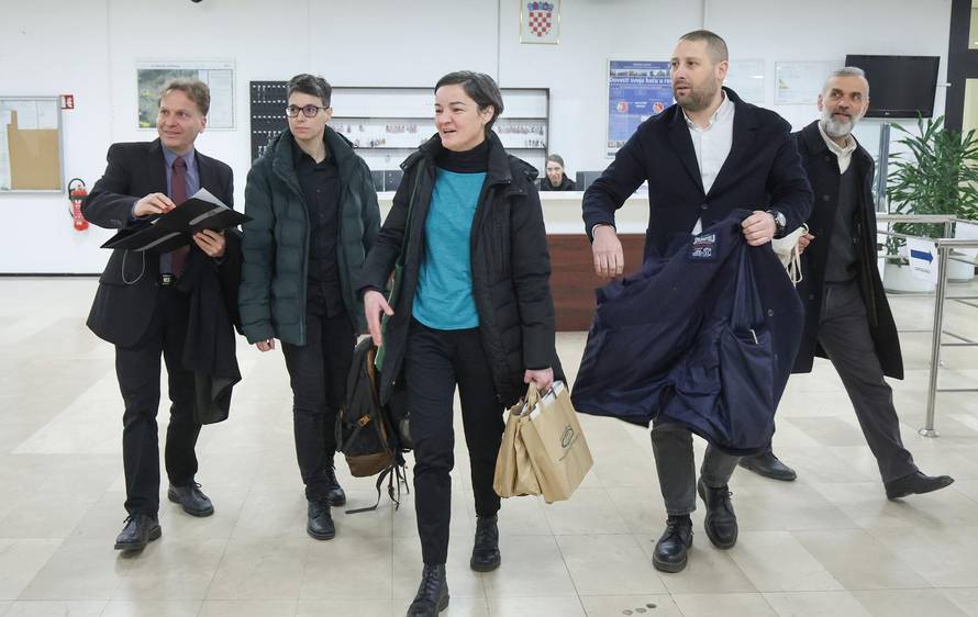 Zagreb: Prosvjednici protiv sisačke farme pilića kod ministra Davida Vlajčića