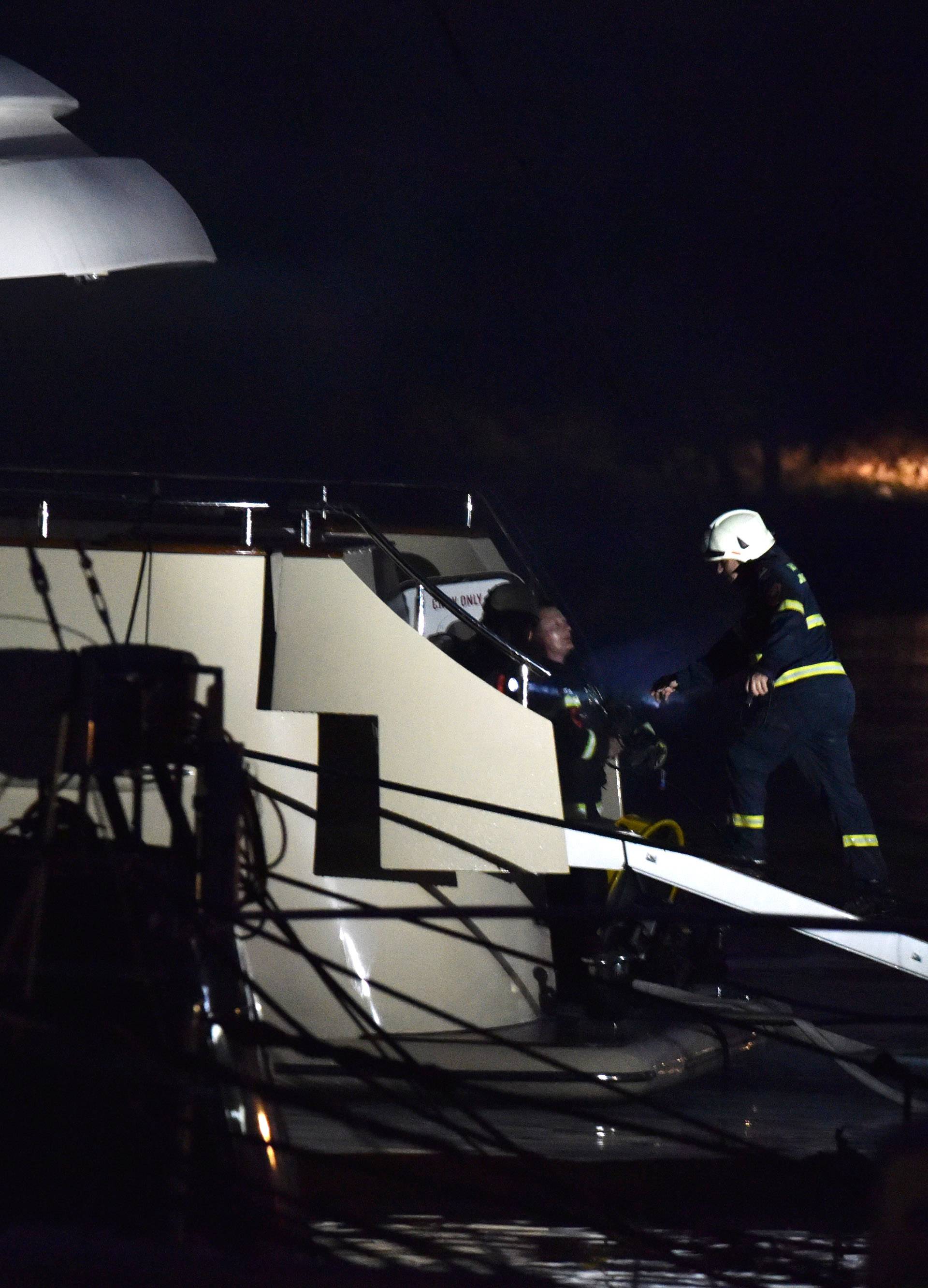 Vatrogasci su ugasili požar na velikoj jahti u šibenskoj marini