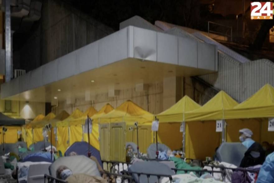 Stravične scene iz Hong Konga: Pacijenti čekaju red na parkingu bolnice po noći na hladnoći
