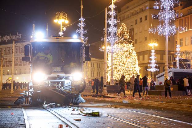 Nakon proslave Nove godine ostala je velika količina otpada na glavnom Zagrebačkom trgu