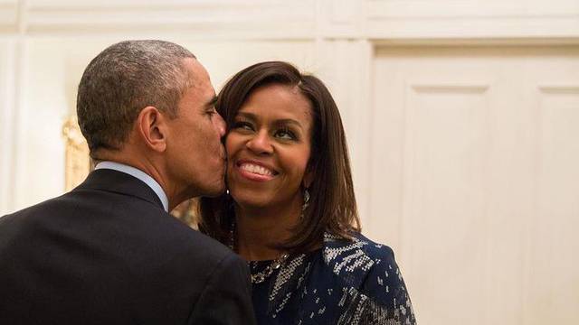 Ma kakav razvod! Michelle i Barack uživali na izletu, fotkali su ih dok ju je dirao po stražnjici