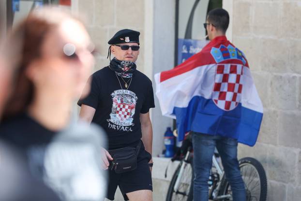 Brojni obožavatelji na ulicama Sinja uoči Thompsonovog koncerta