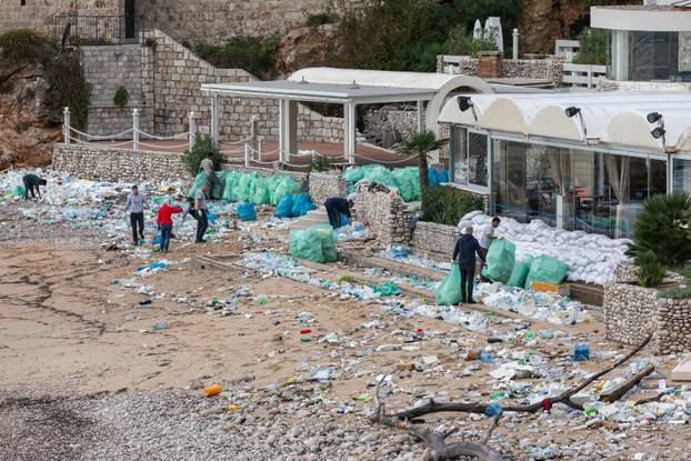 Dubrovnik: Čišćenje gradske plaže Banje od smeća i plastike nanesenih jugom