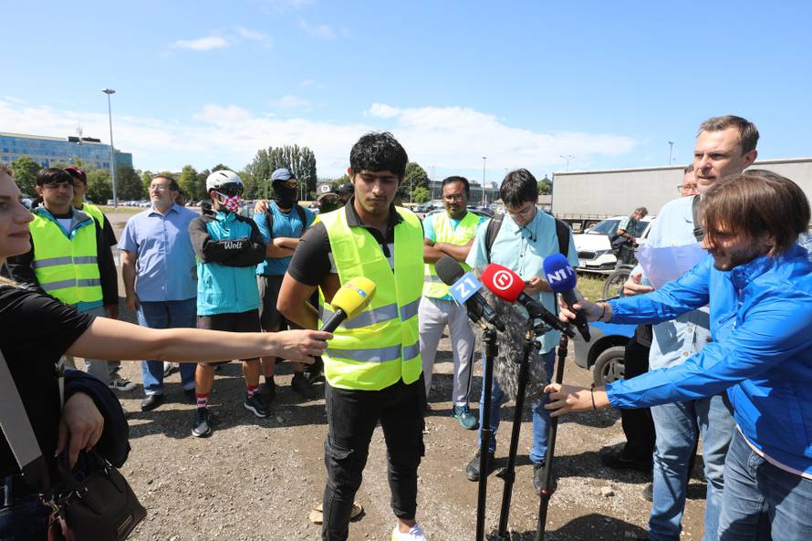 Zagreb: Radnici Wolta koji prosvjeduju okupili su se ispred Velesajma