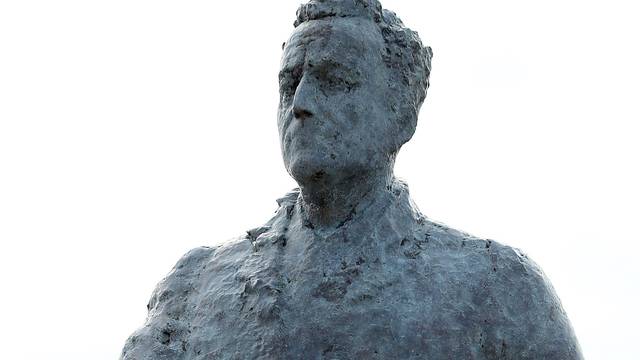 Zagreb: Postavljanje kipa Franje Tudjmana na kriÅ¾anju Vukovarske i Hrvatske bratske zajednice
