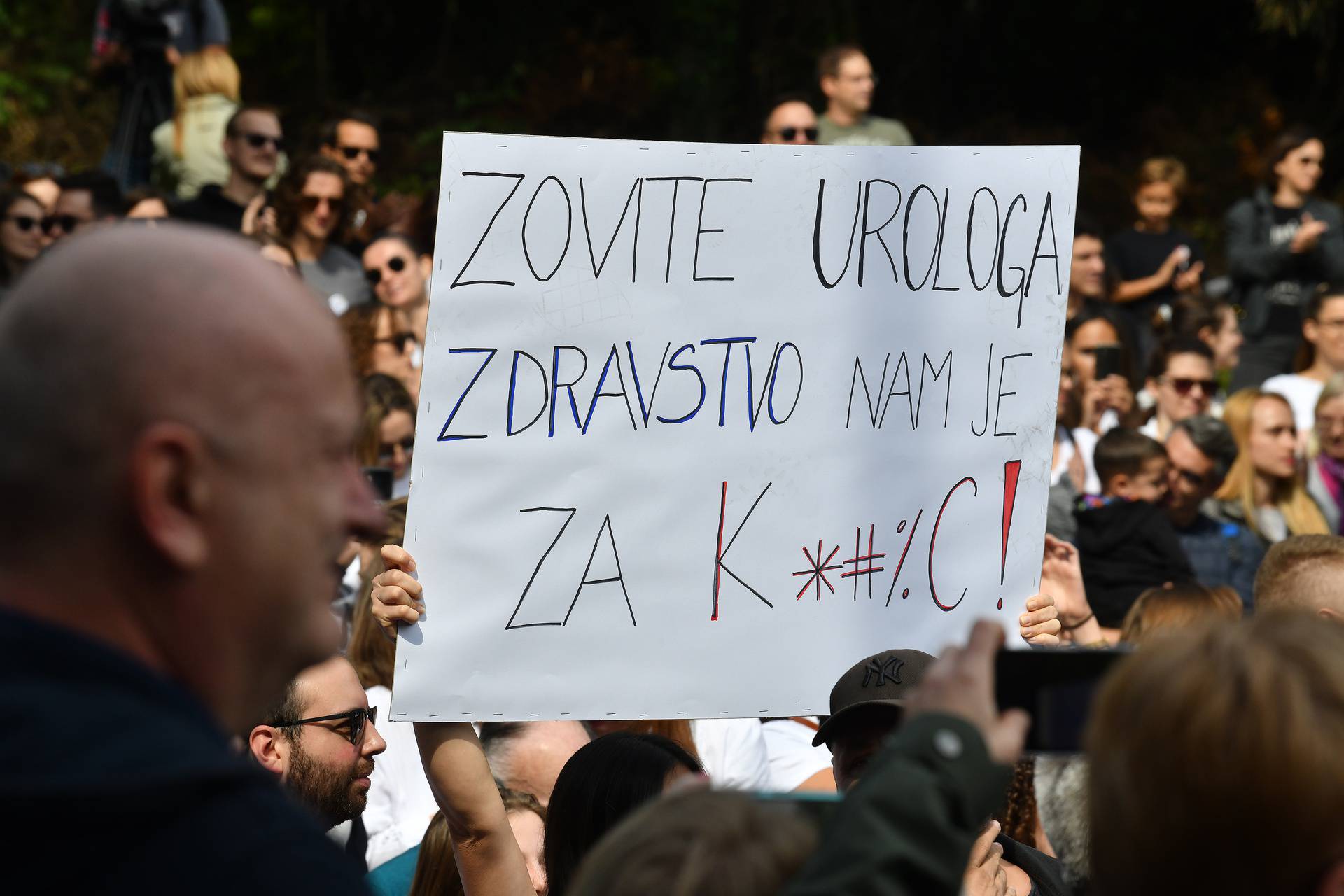 Zagreb: Inicijativa mladih liječnika Hrvatske organizirala prosvjed ispred Ministarstva zdravstva