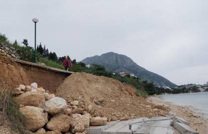 Gradac: Veliki betonski zid od 10 tona pao je na plažu