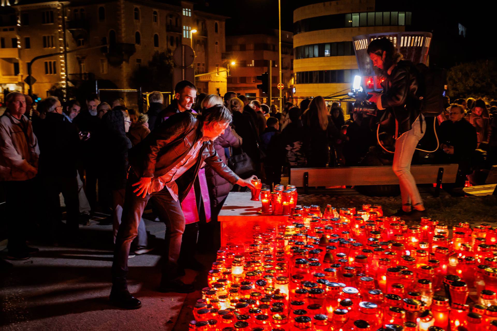 Split: Uoči spomendana na pad Vukovara zapaljeni lampioni na početku Vukovarske ulice