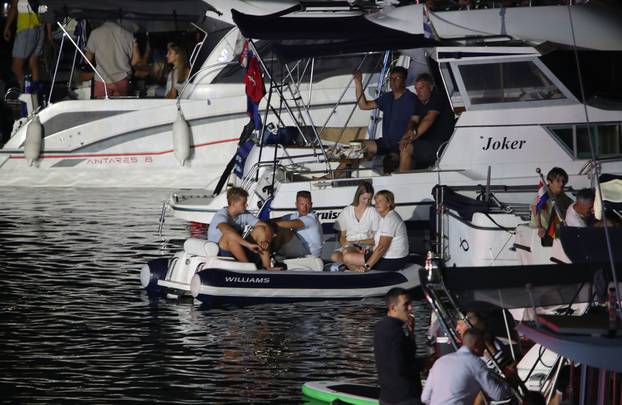 Vela Luka: Ljudi se okupljaju i pripremaju za koncert "Trag u beskraju"