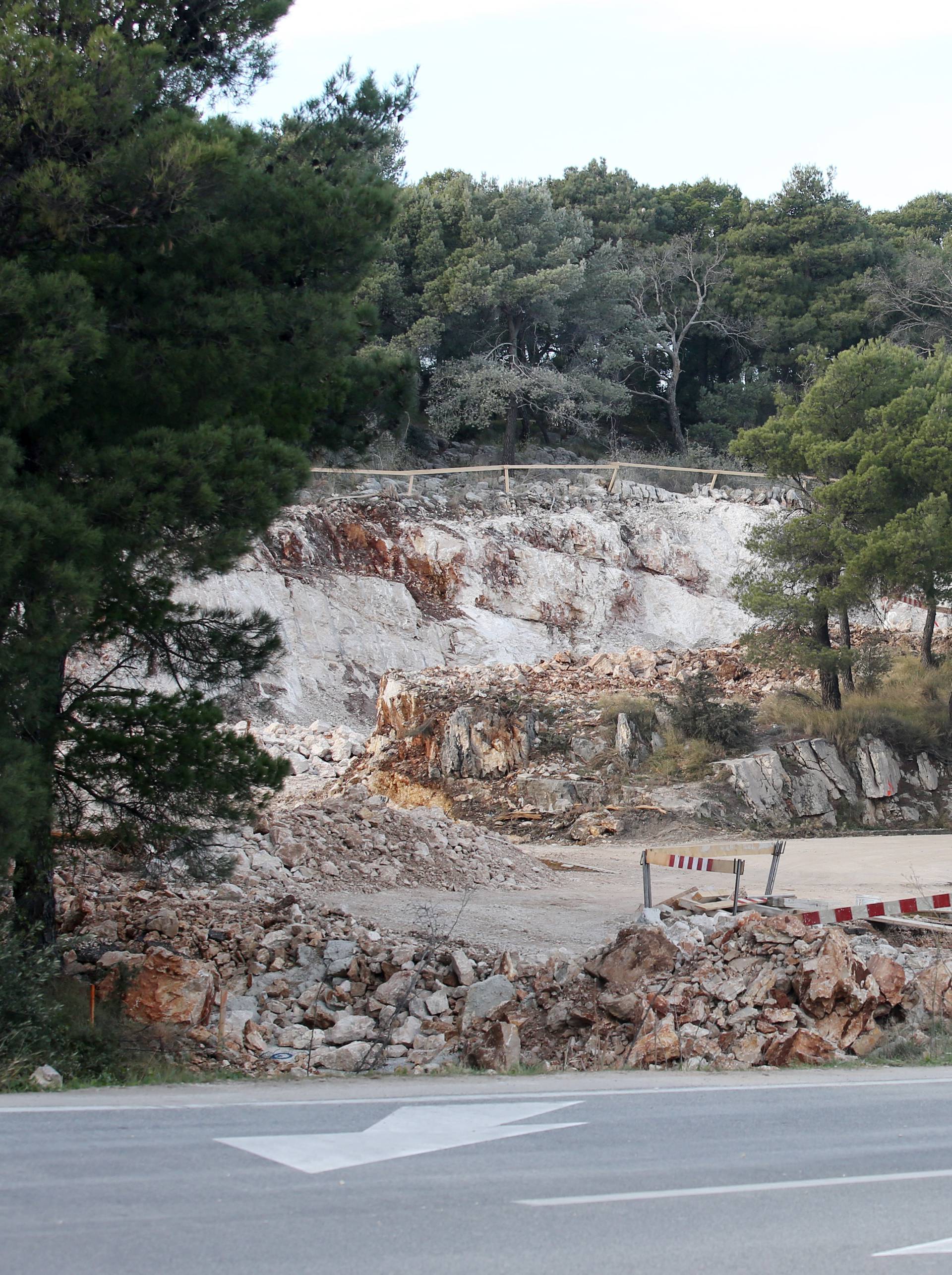 Bagerom prešao preko zaostale mine: Oštećeno je šest auta...