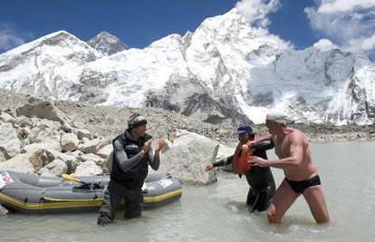 Prvi na svijetu preplivao ledeno jezero na Everestu