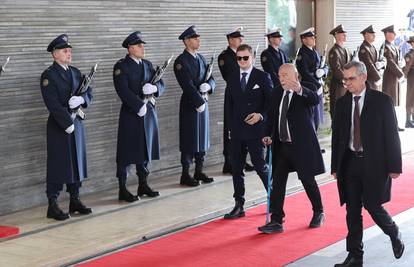 Stjepan Mesić na inauguraciju je stigao uz pratnju svojeg unuka