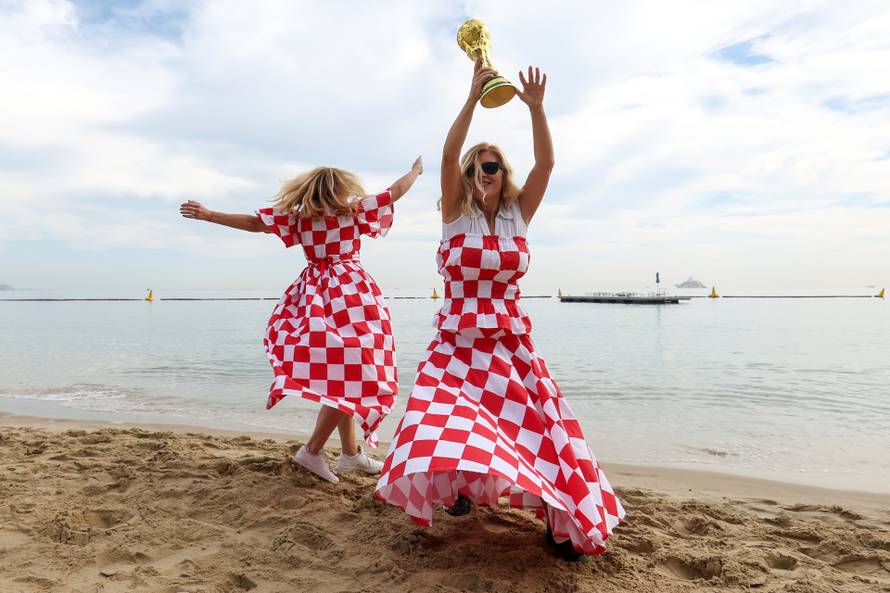 KATAR 2022: Rasplesane navijačice na plaži uoči utakmice Hrvatska - Belgija 