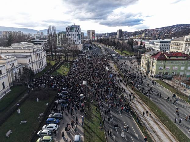 Sarajevo: Pogled iz zraka na okupljene u prosvjedu nakon stravične tramvajske nesreće