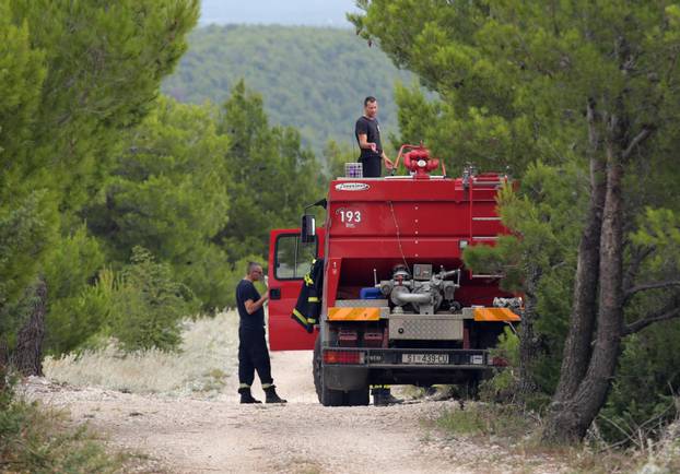 Kanader se bori s poÅ¾arom na nepristupaÄnom terenu pored Skradina