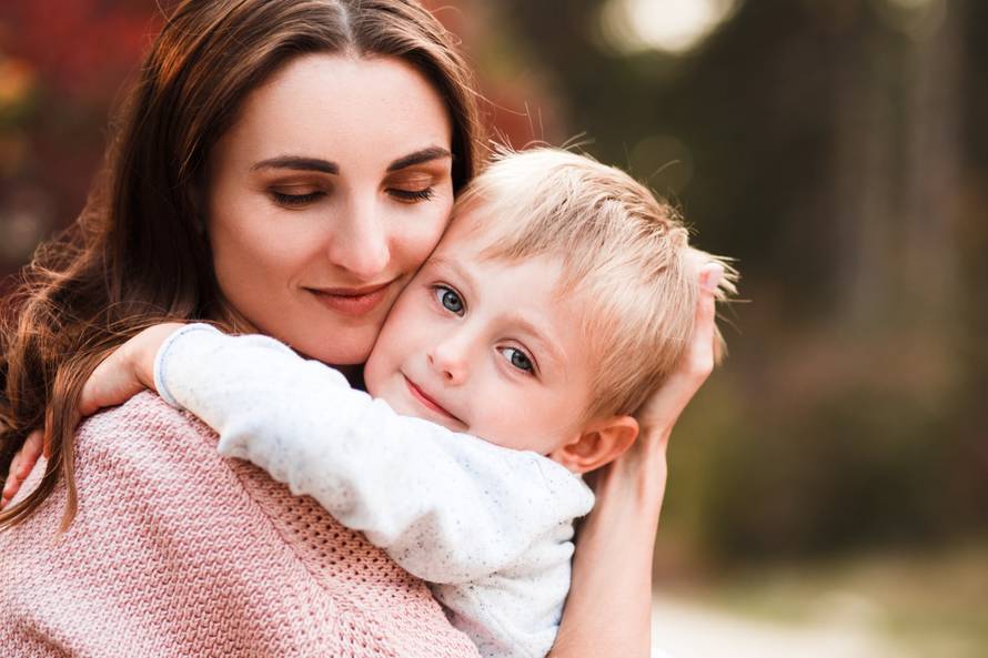 Djeca koju roditelji često grle su manje bolesna, ali i brže rastu