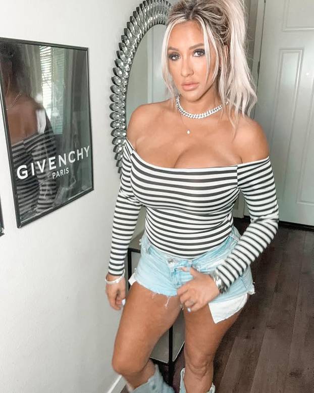 Zbog seksi slika koje objavljuje sina su joj izbacili iz hokejaške momčadi. Ali ona ne odustaje...