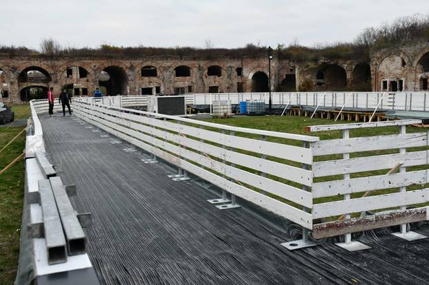 FOTO Slavonski Brod oblači svoje božićno ruho: Priprema grada za blagdansko ozračje