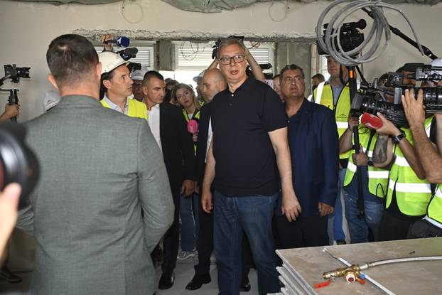 The President of the Republic of Serbia Aleksandar Vucic visited the works on the rehabilitation and adaptation of the Clinic for Gynecology and Obstetrics of the Clinical Center of Serbia.Predsednik Republike Srbije Aleksandar Vucic obisao je radove na