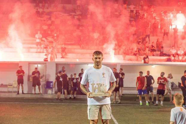 FOTO Skandal u Splitu: Torcida bakljama prvog gađala Livaju pa zasula i ostale hajdukovce!